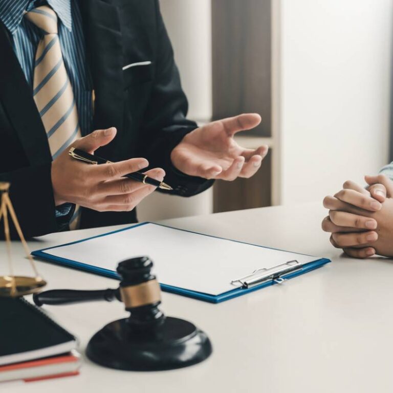 Pourquoi consulter un avocat spécialisé avant de répondre à un marché public ?