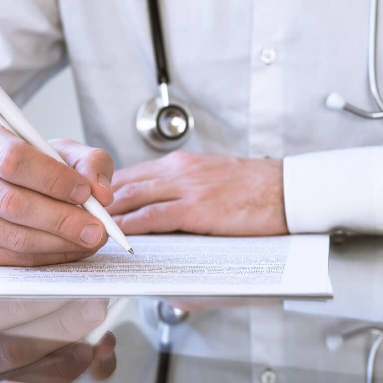 Faut-il souscrire une protection juridique quand on est médecin ?