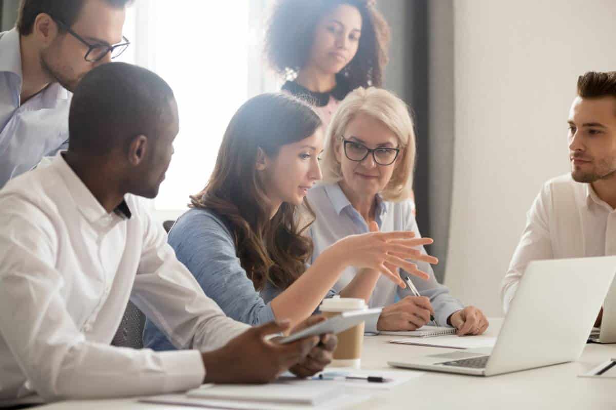 Dirigeants de PME en réunion de travail autour d'un ordinateur portable